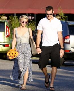 Julianne Hough feet photo thumbnail