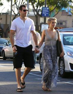 Julianne Hough feet photo thumbnail
