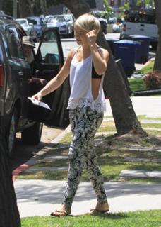 Julianne Hough feet photo thumbnail