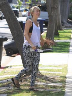 Julianne Hough feet photo thumbnail