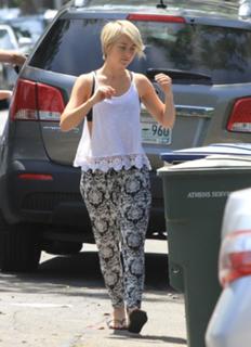 Julianne Hough feet photo thumbnail