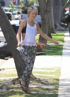 Julianne Hough feet photo thumbnail