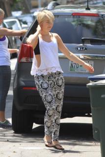 Julianne Hough feet photo thumbnail