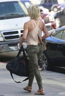 Julianne Hough feet photo thumbnail