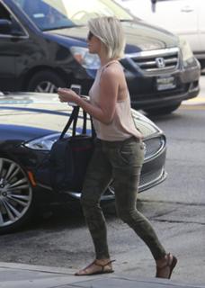 Julianne Hough feet photo thumbnail