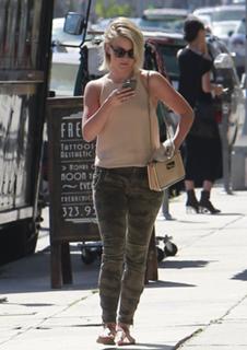 Julianne Hough feet photo thumbnail