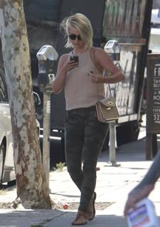 Julianne Hough feet photo thumbnail