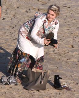 Julianne Hough feet photo thumbnail
