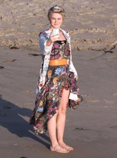 Julianne Hough feet photo thumbnail