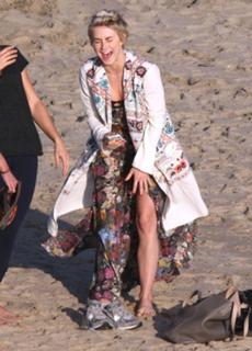 Julianne Hough feet photo thumbnail