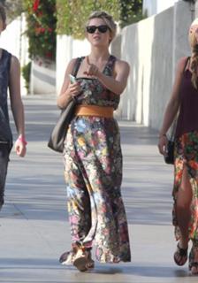 Julianne Hough feet photo thumbnail