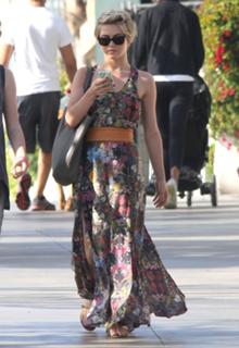 Julianne Hough feet photo thumbnail