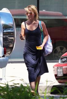 Julianne Hough feet photo thumbnail