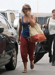 Julianne Hough feet photo thumbnail