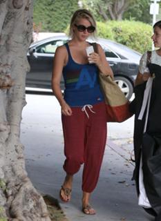 Julianne Hough feet photo thumbnail