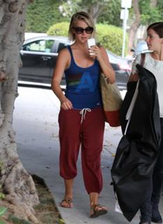 Julianne Hough feet photo thumbnail
