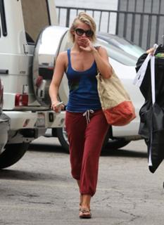 Julianne Hough feet photo thumbnail