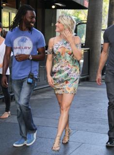 Julianne Hough feet photo thumbnail
