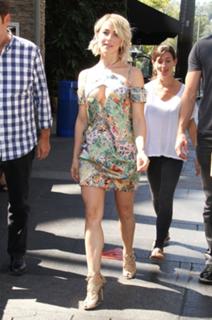 Julianne Hough feet photo thumbnail