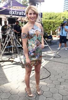Julianne Hough feet photo thumbnail