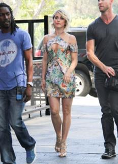 Julianne Hough feet photo thumbnail
