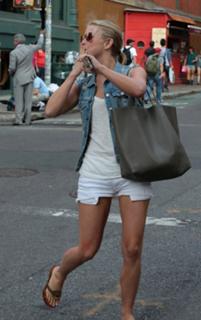 Julianne Hough feet photo thumbnail