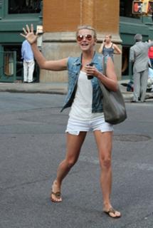Julianne Hough feet photo thumbnail