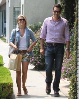 Julianne Hough feet photo thumbnail