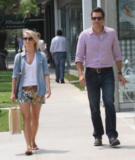 Julianne Hough feet photo thumbnail