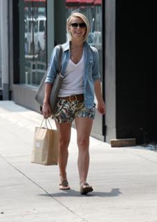 Julianne Hough feet photo thumbnail