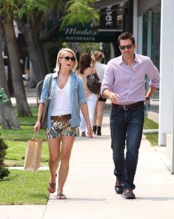 Julianne Hough feet photo thumbnail