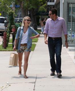 Julianne Hough feet photo thumbnail