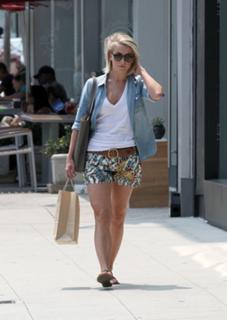 Julianne Hough feet photo thumbnail