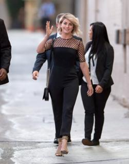 Julianne Hough feet photo thumbnail
