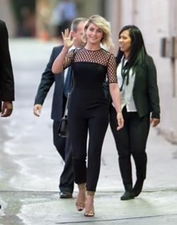 Julianne Hough feet photo thumbnail