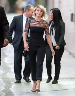 Julianne Hough feet photo thumbnail