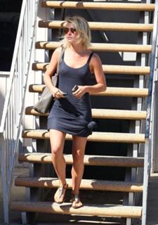 Julianne Hough feet photo thumbnail