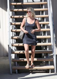 Julianne Hough feet photo thumbnail