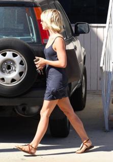 Julianne Hough feet photo thumbnail