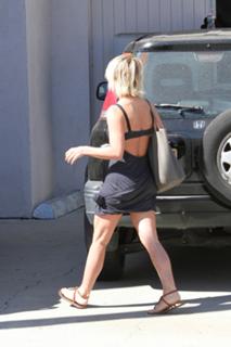 Julianne Hough feet photo thumbnail