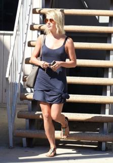 Julianne Hough feet photo thumbnail