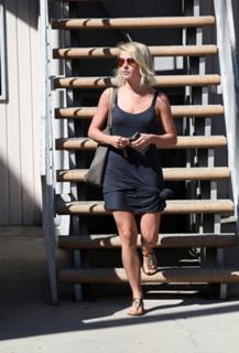Julianne Hough feet photo thumbnail