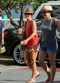 Julianne Hough feet photo thumbnail