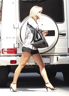 Julianne Hough feet photo thumbnail