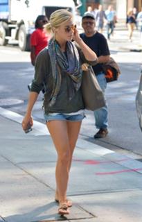 Julianne Hough feet photo thumbnail