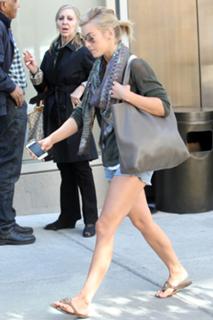Julianne Hough feet photo thumbnail