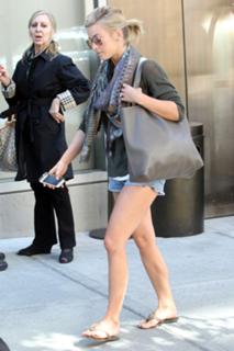 Julianne Hough feet photo thumbnail