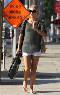 Julianne Hough feet photo thumbnail