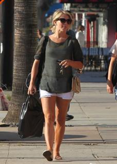 Julianne Hough feet photo thumbnail