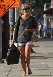 Julianne Hough feet photo thumbnail